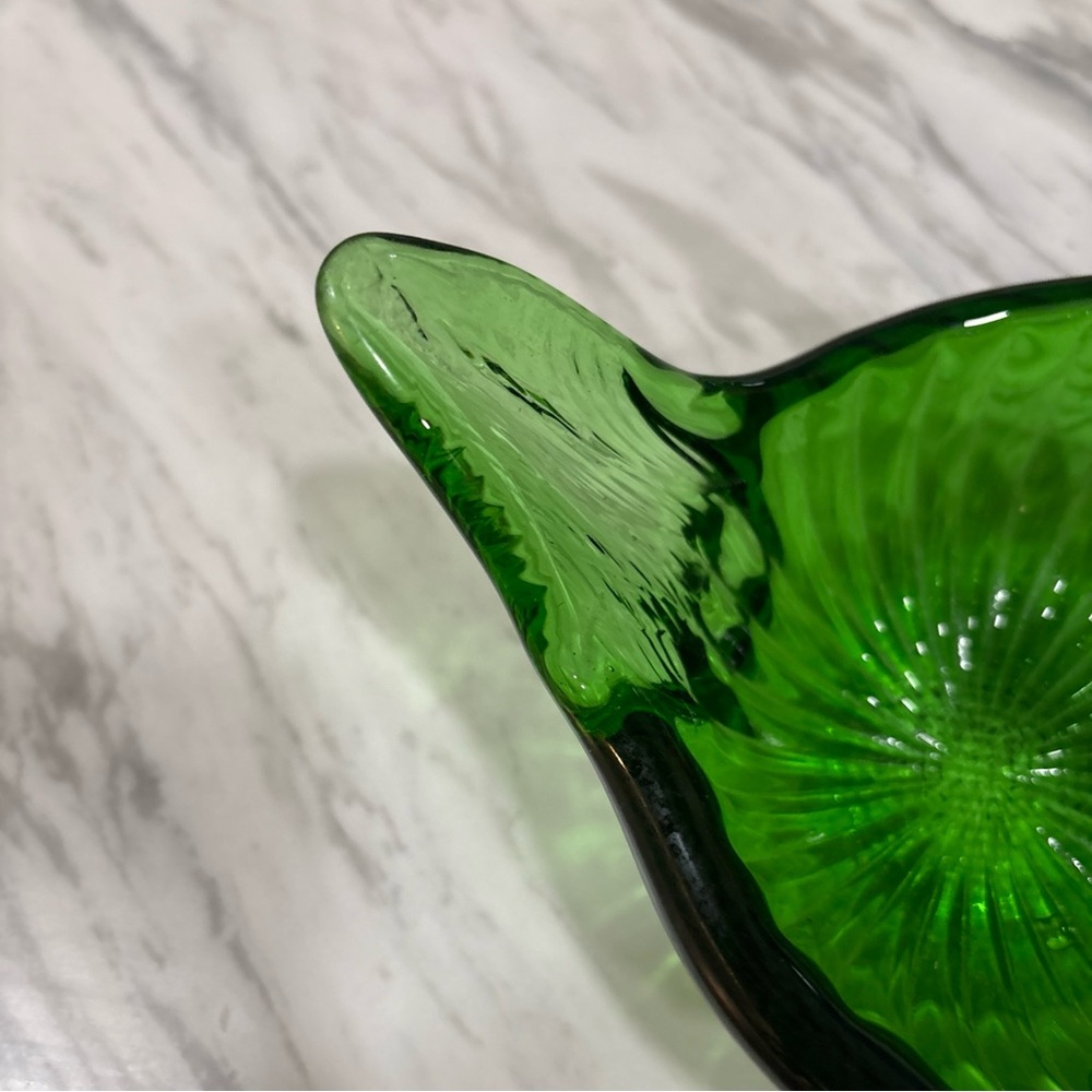 Elegant Green Glass Swan Figurine - Picture 5 of 13